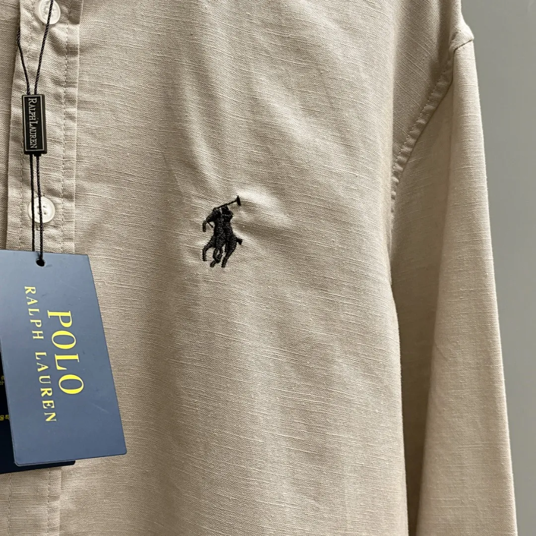 🅿️220 Ralph Lauren/Ralph Lauren early autumn linen embroidered shirt is made of custom-made natural plant fiber linen fabric with a unique bamboo texture. It has a simple and simple beauty. It has a loose fit and a three-dimensional upper body. The lines are smooth and natural. From the shoulder line to the waist line to the hem, the line transition is smooth. There are no unnecessary folds or accumulation. The whole body is neat and stretched. The chest is embellished with the iconic pony embroidery. Simple but highly recognizable. The color transition of the embroidery thread is natural. The stitches are even and uniform in size. The stitches can also connect naturally and the lines are smooth and not stiff. Size: S M L XL